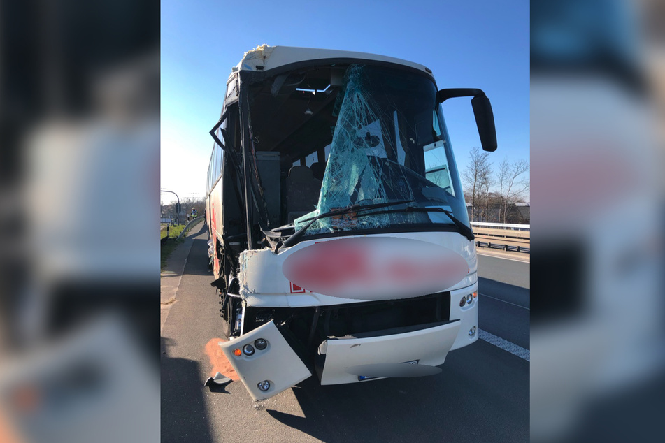 Der Bus wurde durch den Unfall in Mitleidenschaft gezogen. Vier Kinder wurden verletzt.