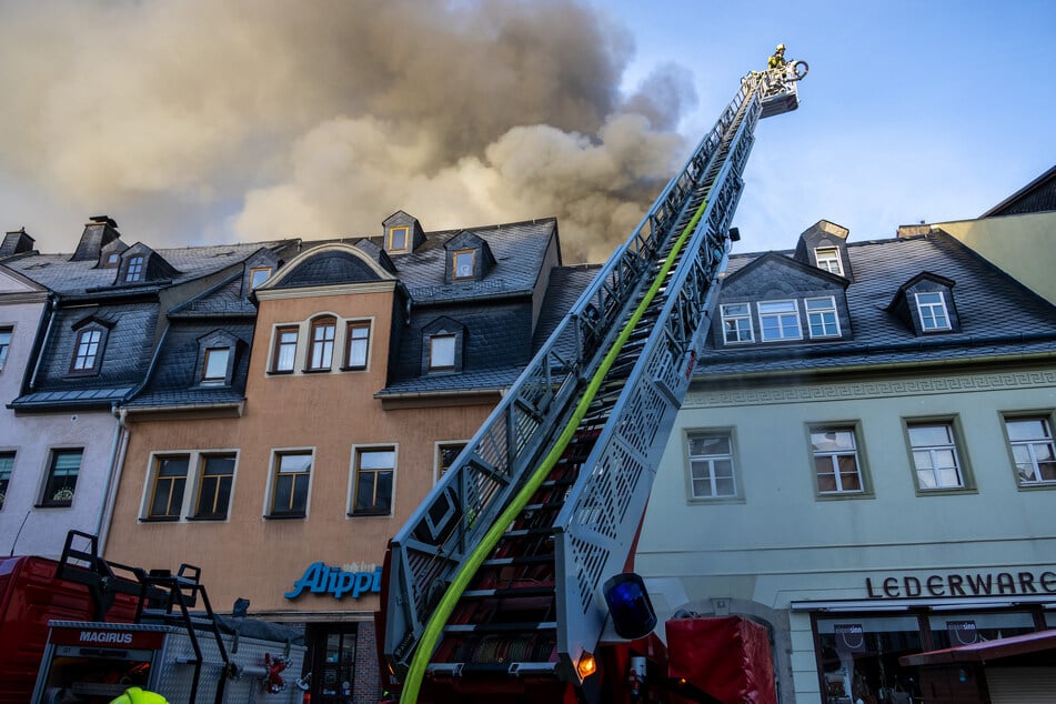 Dramatische Bilder aus Schwarzenberg (Erzgebirge): Am Montag brannte am Markt ein Wohnhaus. Die Rauchsäule war kilometerweit zu sehen.