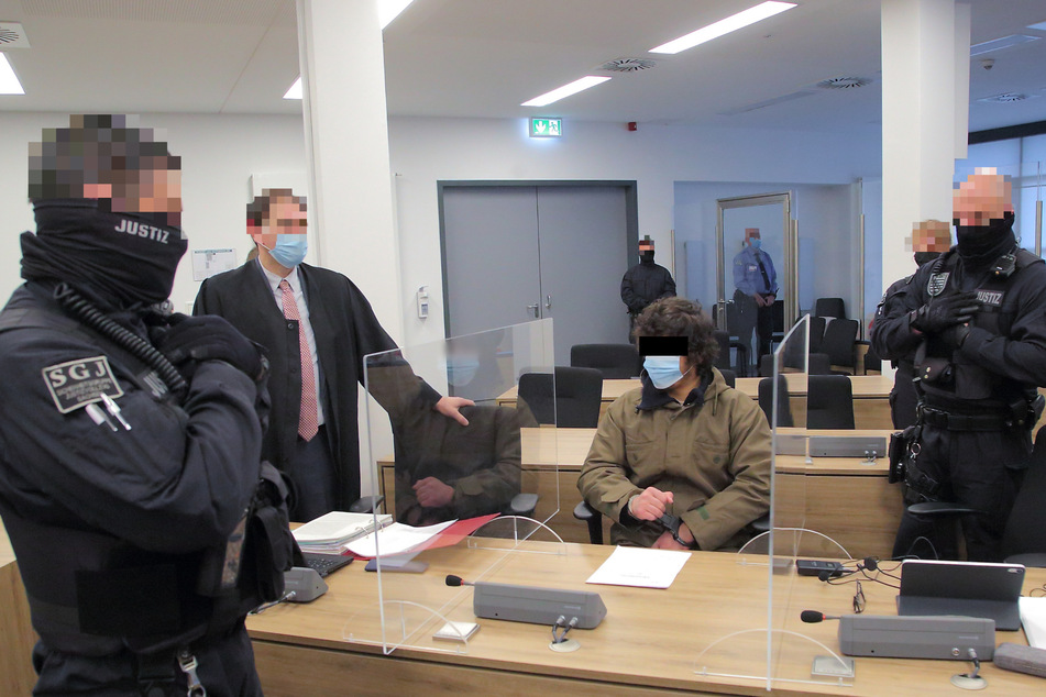 Im Gerichtssaal wird der Angeklagte Abdullah A. H. H. (21) von mehreren Beamten bewacht.