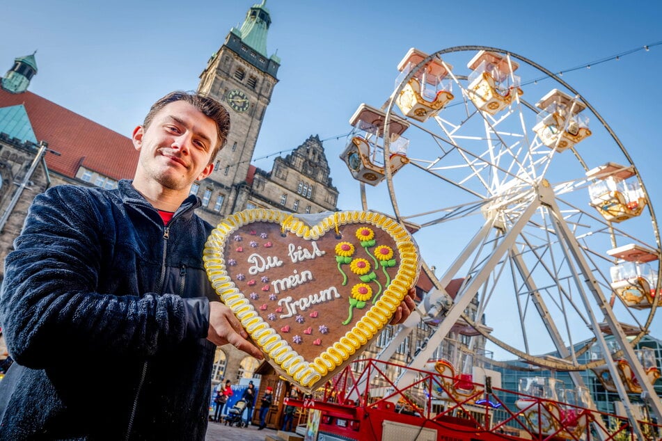 Schausteller Paul Hadlok (23) ist beim Chemnitzer Hüttenzauber unter anderem mit dem nostalgischen Riesenrad vertreten.