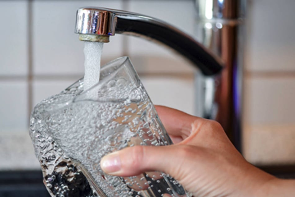 Das Trinkwasser in der betroffenen Region darf aktuell nur zum Duschen und Putzen verwendet werden. (Symbolfoto)