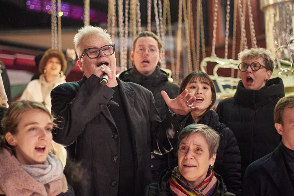 Die zunächst teils verdutzten Menschen auf dem Weihnachtsmarkt waren so begeistert, dass Herbert Grönemeyer (67) und Chor den Song gleich noch einmal präsentierten.