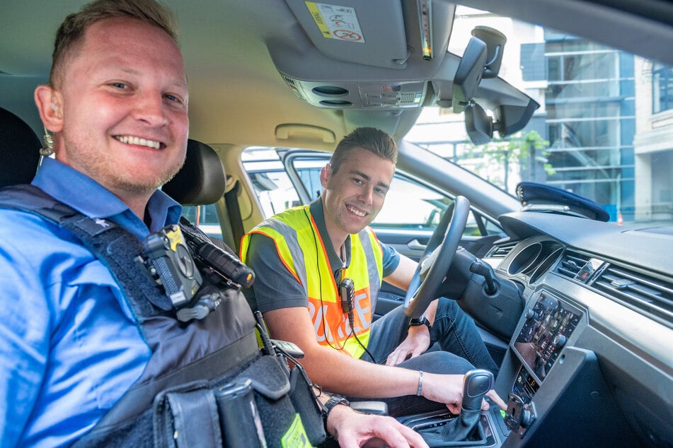 Hier darf Reporter Benjamin Schön (22, r.) das Blaulicht anschalten.