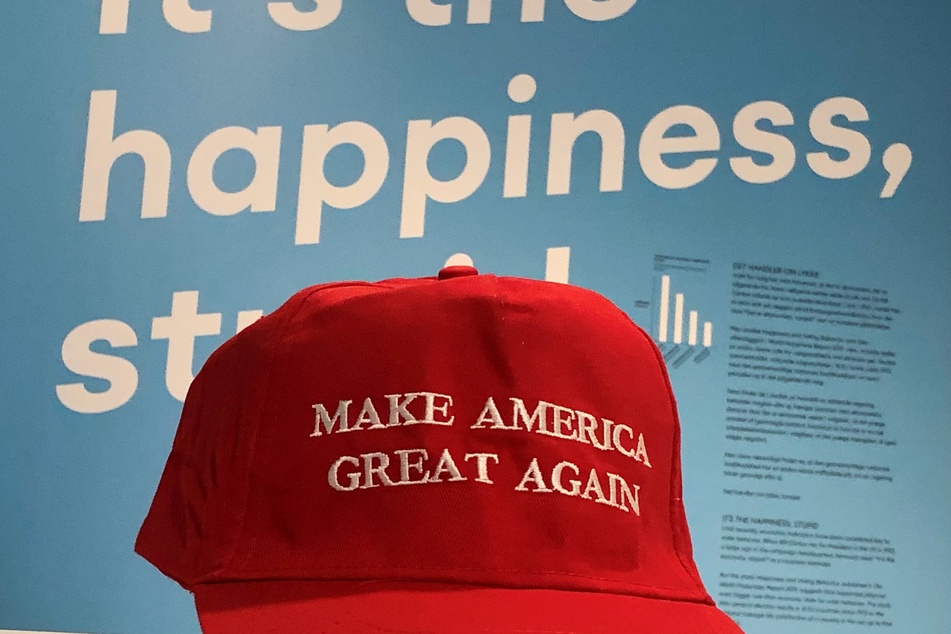 Eine Kappe mit der Aufschrift "Make America Great Again", wie sie viele Anhänger des US-Präsidenten Trump tragen, liegt im Happiness Museum in Kopenhagen aus.
