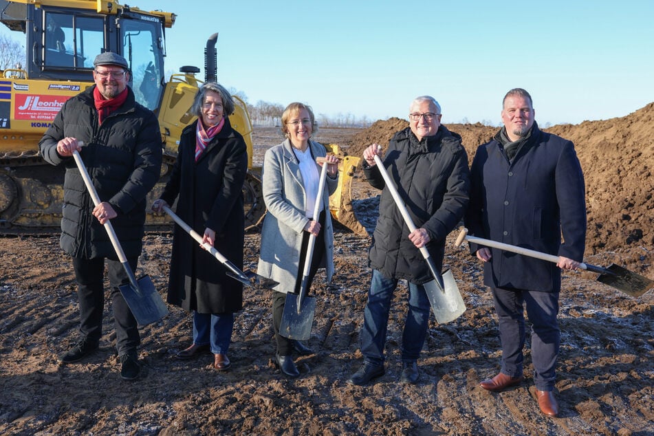 Landrat Martin Stichnoth (l.-r., 48, CDU), Innenministerin Tamara Zischang (55, CDU), LKA-Direktorin Birgit Specht, Finanzminister Michael Richter (71, CDU) und Bürgermeister von Barleben, Frank Nase (CDU), stehen mit Spaten auf dem Gelände vom neuen LKA.