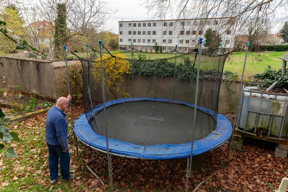 "Die Asbest-Bruchstücke sind überall, auch auf dem Trampolin": Dieser Nachbar (76) des Brandgrundstücks erstattete jetzt Anzeige bei der Polizei.