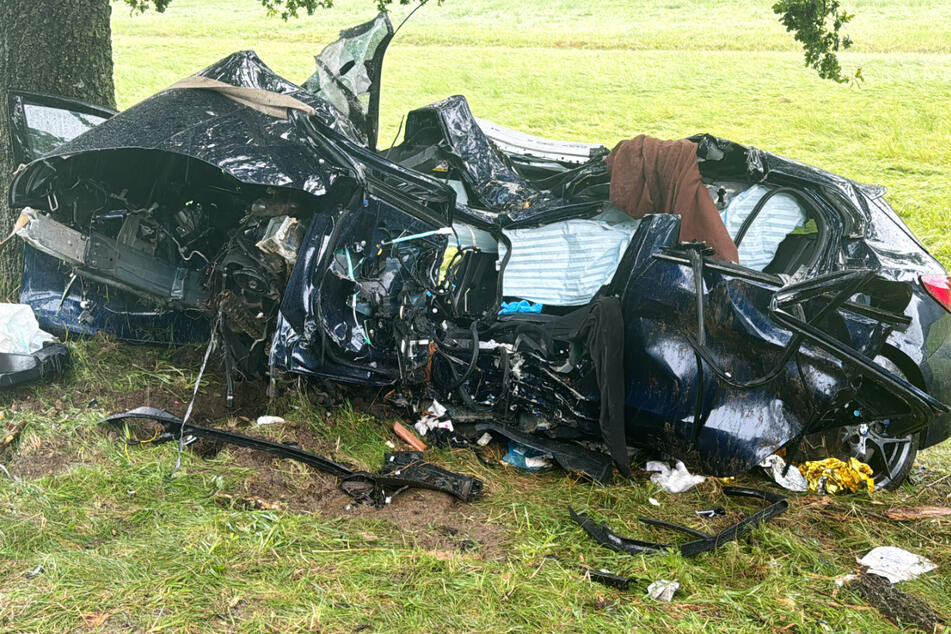 Von dem BMW des Autofahrers (25) blieb nur ein Wrack übrig.