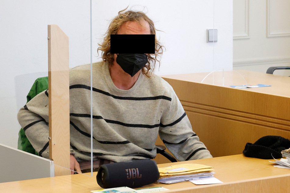 Sven R. (50) kam ohne Anwalt ins Landgericht Chemnitz. Er könne sich keinen leisten.