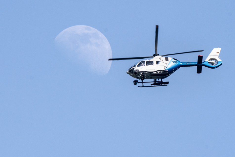 Nach etwas mehr als einer Stunde konnte der Hubschrauber die Suche nach dem Vermissten einstellen. (Symbolfoto)