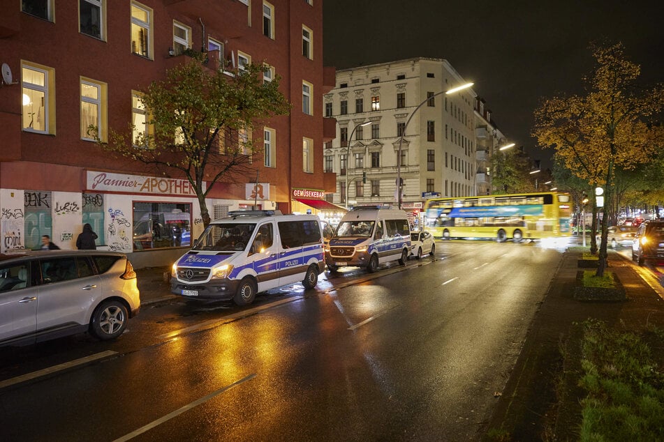 In Friedrichshain hätten etwa 150 Menschen Pyrotechnik gezündet.