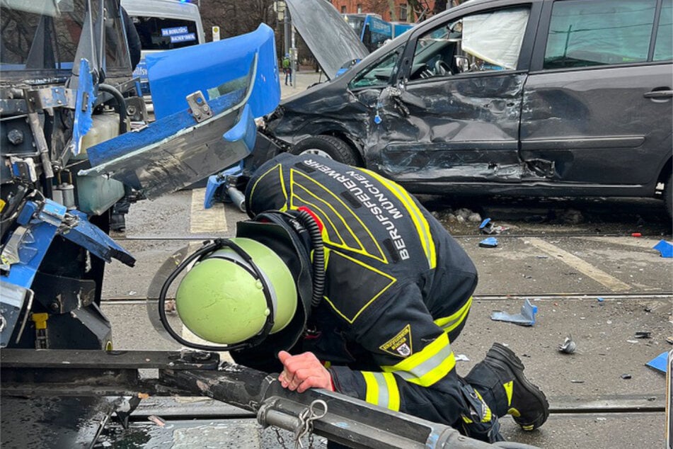 Ein Feuerwehrmann begutachtet den Schaden an der Tram.