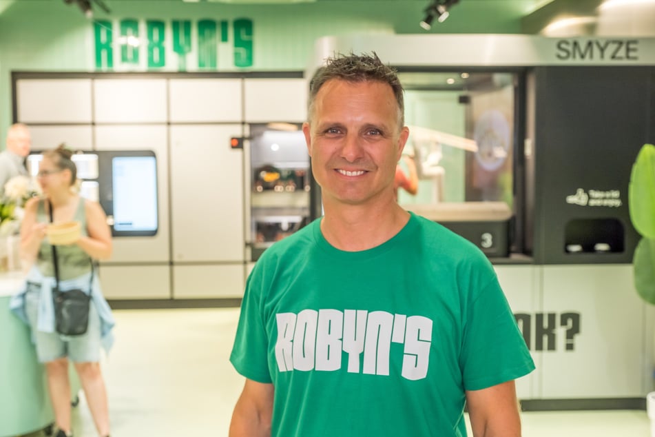 "Robyn's"-Chef Florian Schneider (50) steht die ersten zwei Wochen selbst in seinem Roboter-Restaurant. Er muss nur auffüllen, alles sauber halten und bei Bedarf Tipps geben. Alles andere macht der Roboter.