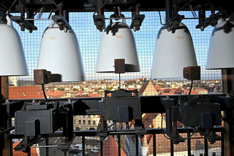 In einer der gotischen Fensteröffnungen des Turmes der Meißner Frauenkirche hängt seit 1929 das weltweit erste abstimmbare Glockenspiel aus Meissener Porzellan.