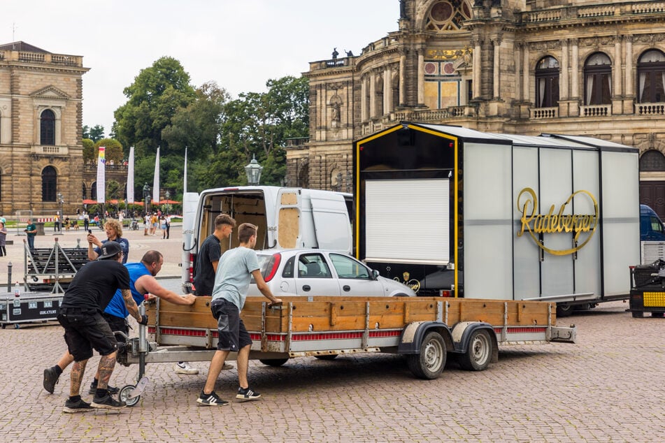 Die Aufbauarbeiten für das Dresdner Stadtfest laufen auf Hochtouren.