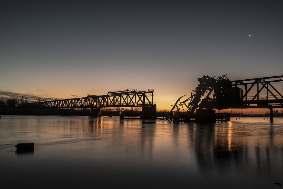 Ein Blick auf die bei einer Kollision zerstörte Friesenbrücke.