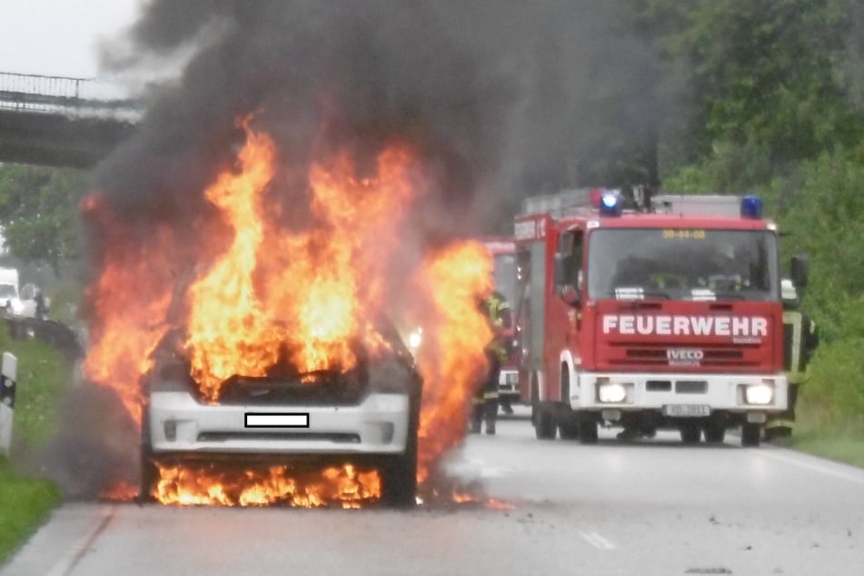 Auf der B430 bei Wapelfeld ist am Sonntag das Auto von zwei Wacken-Besuchern in Flammen aufgegangen.