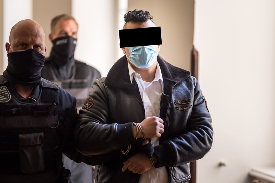 Ashraf G. (31) bei seiner Zuführung im April 2021 – inzwischen sitzt der Chef der Tunis-Bande wegen Anstiftung zum Mord eine zwölfjährige Haftstrafe ab.