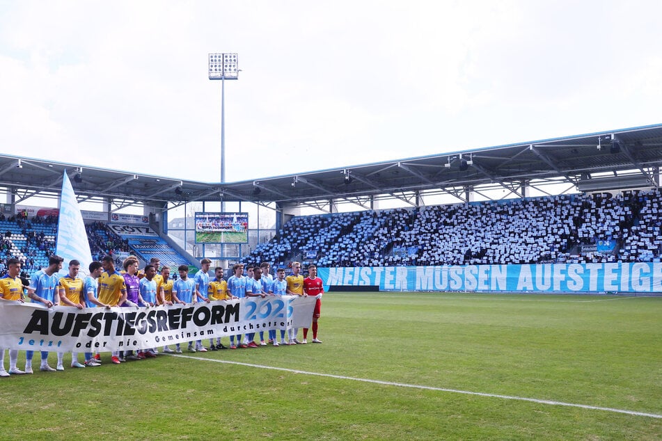Zum Ostderby am Sonntag zwischen dem Chemnitzer FC und Carl Zeiss Jena (4:1) wiesen Teams und Fans noch einmal auf die Dringlichkeit der Reform hin.