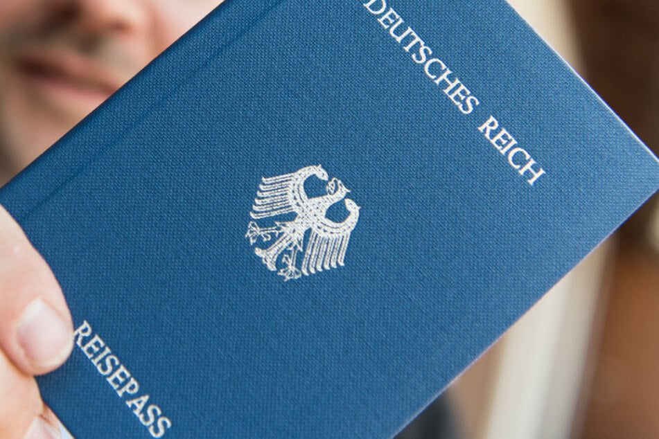 Suff-Reichsbürger geht auf Polizisten los