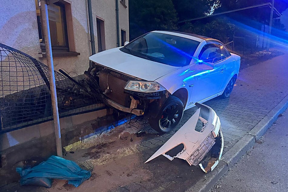 Der Renault kam von der Straße ab und fuhr in einen Zaun.