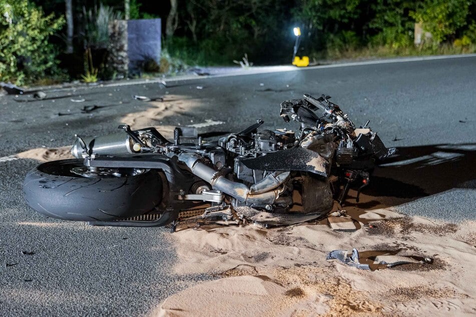 Die Yamaha prallte gegen einen Betonkübel und wurde dabei stark zerstört.