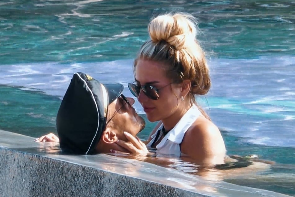Laurenz (26) und Emma (25) gehen im Pool auf Tuchfühlung.