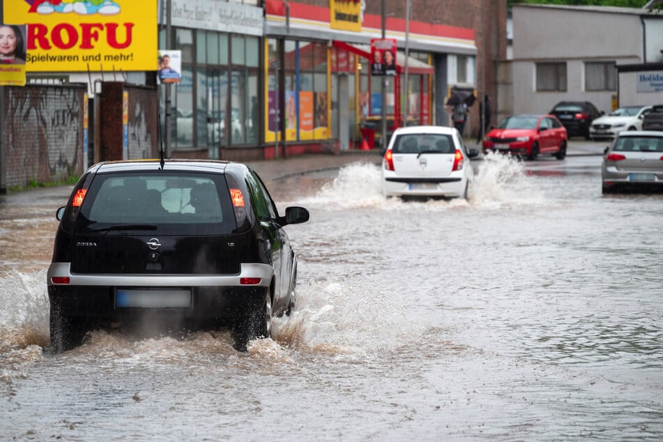 Wegen steigender Pegel muss auf den Straßen in Saarbrücken durchs Wasser gefahren werden.
