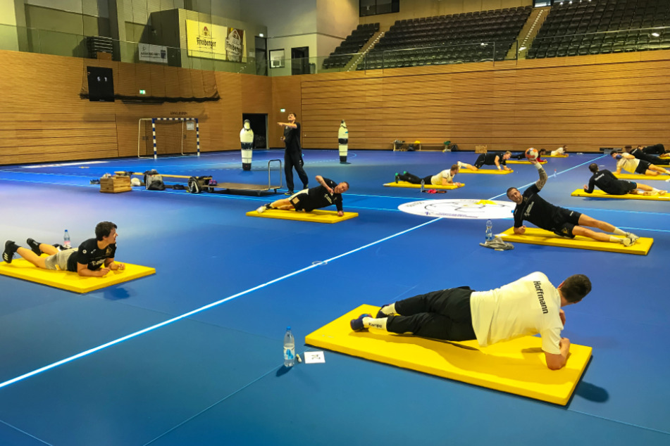 Die Handballer des HC Elbflorenz bei ihrer ersten gemeinsamen Trainingseinheit in der heimischen BallsportARENA nach neun Wochen Zwangspause.
