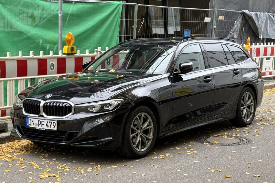 Ein Streifenwagen steht in der Nähe des Tatorts.