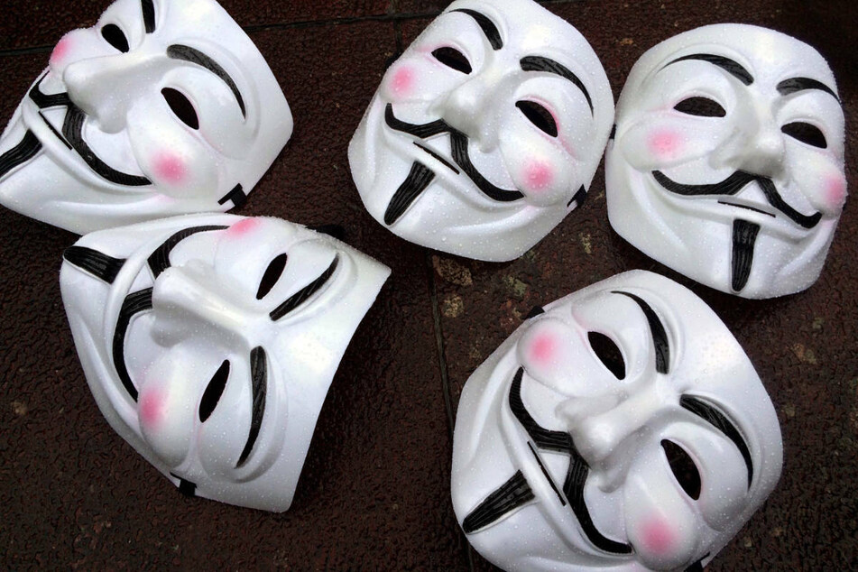 Ein Mitarbeiter von Attila Hildmann soll private und geschäftliche Daten von Hildmann an die Hacker-Gruppierung "Anonymous" weitergeleitet haben.