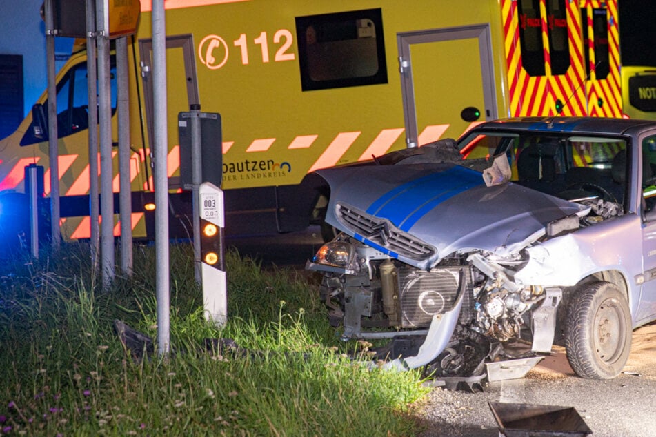 Citroen-Fahrerin übersieht VW: Zwei Verletzte nach heftigem Crash
