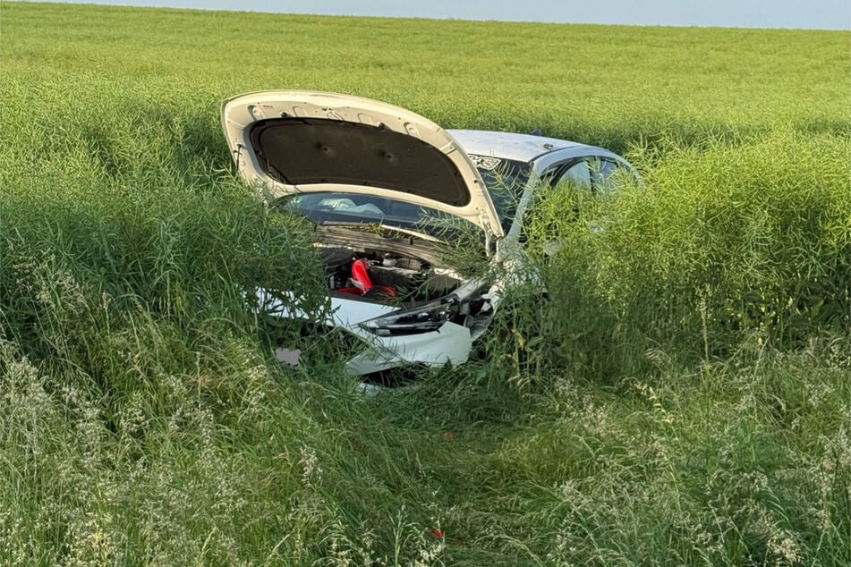Der Hyundai kam in einem angrenzenden Feld zum Stehen.