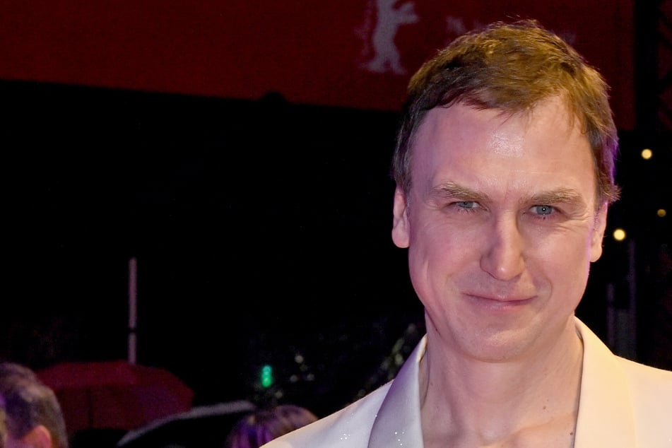 Schockmoment in Berlin: Lars Eidinger verletzt Zuschauerin mit Degen