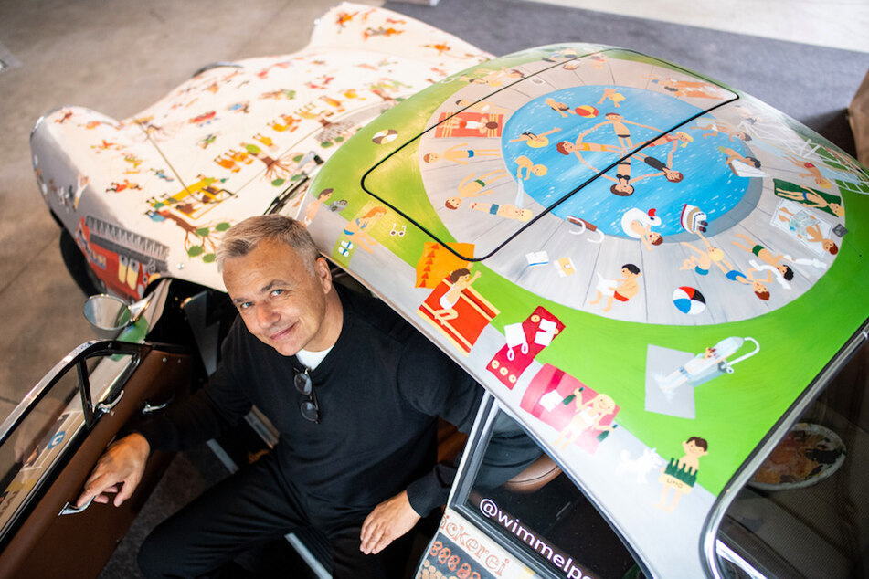 Künstler Gehrke hat den Porsche des Oldtimer-Experten in fünfwöchiger Arbeit mit Wimmelbildern in Acrylfarbe bemalt und damit den ersten Wimmelporsche geschaffen