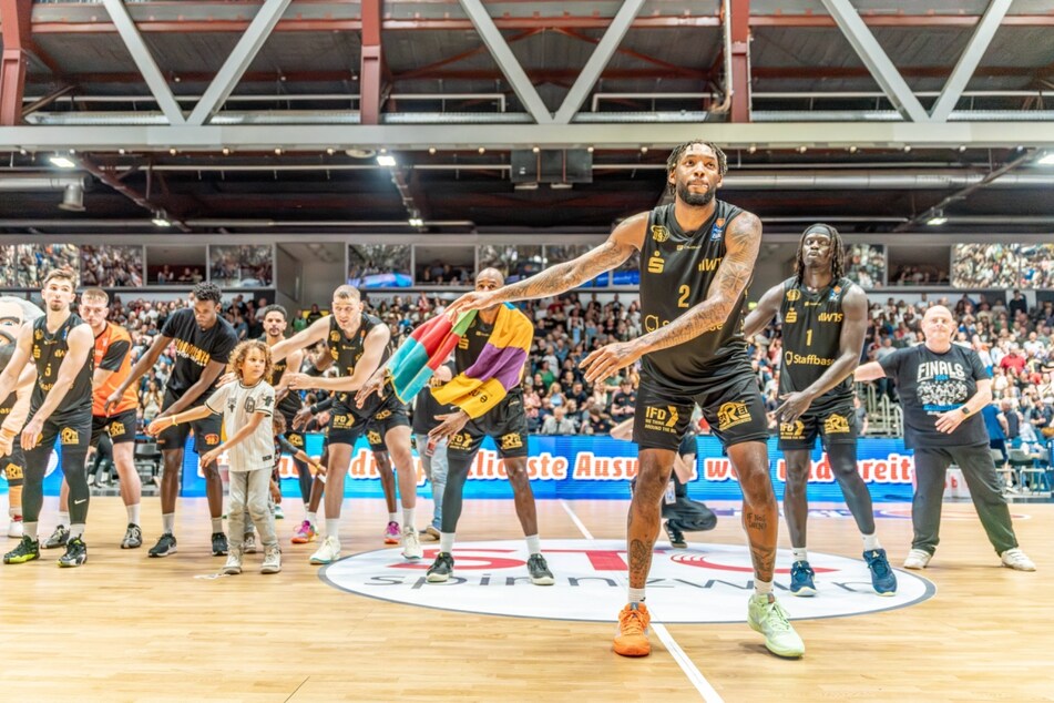 Große Party bei den Niners am Sonntagabend: Die Chemnitzer drehten das Spiel gegen Alba Berlin, gingen am Ende als Sieger vom Platz.