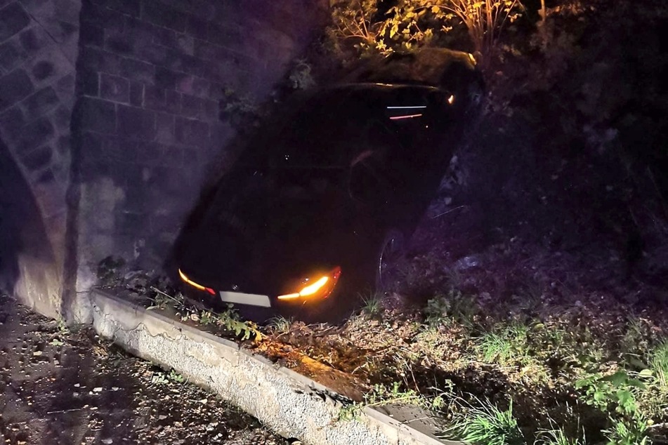 In der Nacht auf Dienstag knallte ein Suff-Fahrer (46) mit seinem BMW in Zwickau in eine Böschung. Das Auto blieb beinahe senkrecht im Gestrüpp stecken.