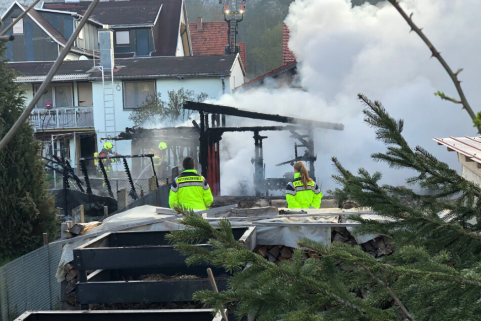 Starker Rauch steigt in die Höhe.