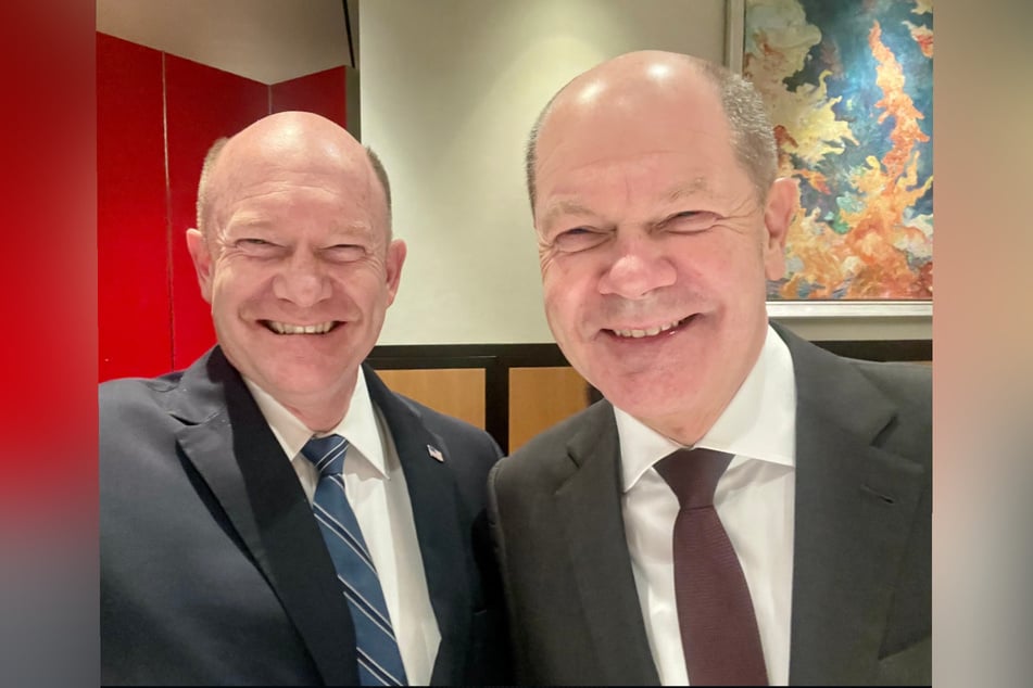 Achtung Verwechslungsgefahr: US-Senator Chris Coons (60, l.) und Bundeskanzler Olaf Scholz (65, SPD, r.) könnten Brüder sein.