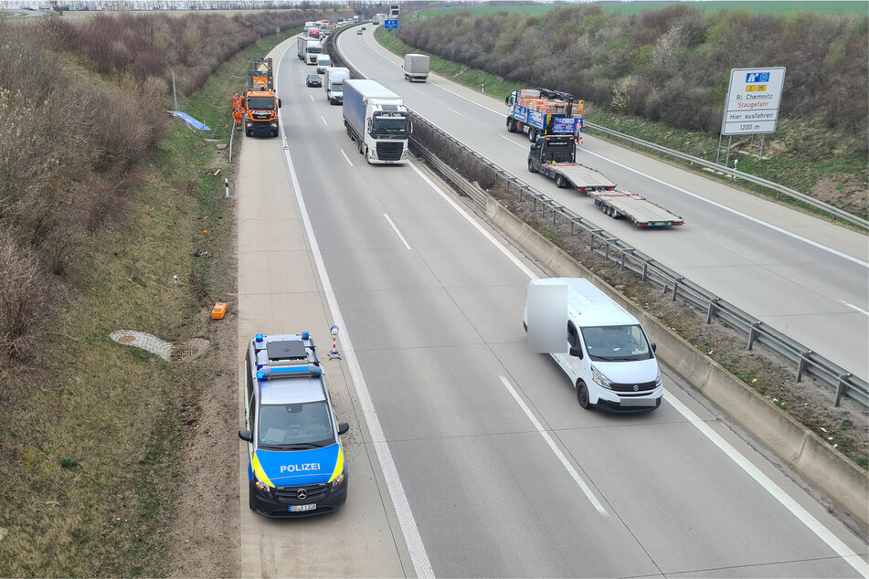 Das Fahrzeug war über den Grünstreifen gerast und hatte dabei ein Schild und eine Notrufsäule überfahren.