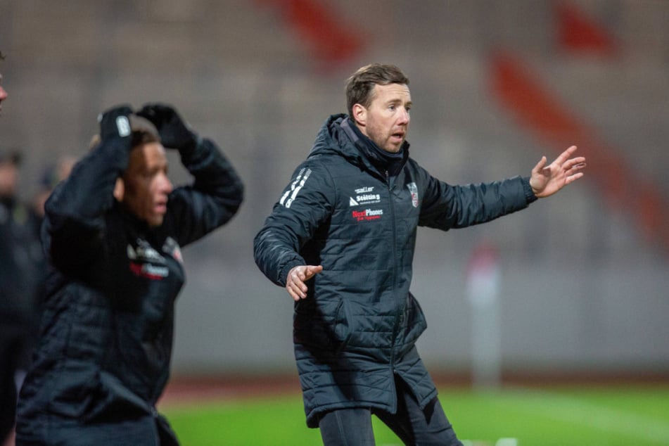 Nach der 0:2-Heimniederlage gegen die Hertha-Bubis hat sich die sportliche Krise bei Rot-Weiß Erfurt und Cheftrainer Fabian Gerber (43, r.) verschlimmert.