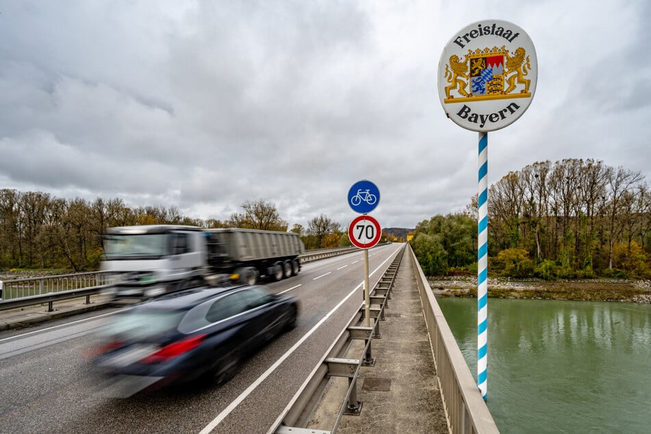 "Freistaat Bayern" steht auf einem Schild an der Grenze zwischen Deutschland und Österreich.