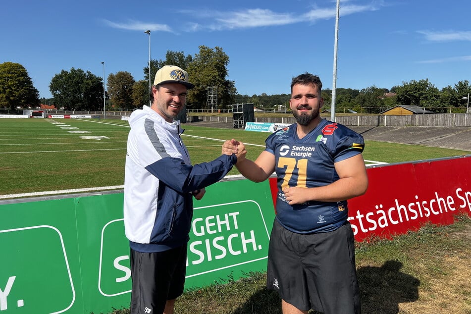 O-Line-Coach Erik Keil (40, l.) begrüßt ein zweites Mal José Ariza Paredes (27).