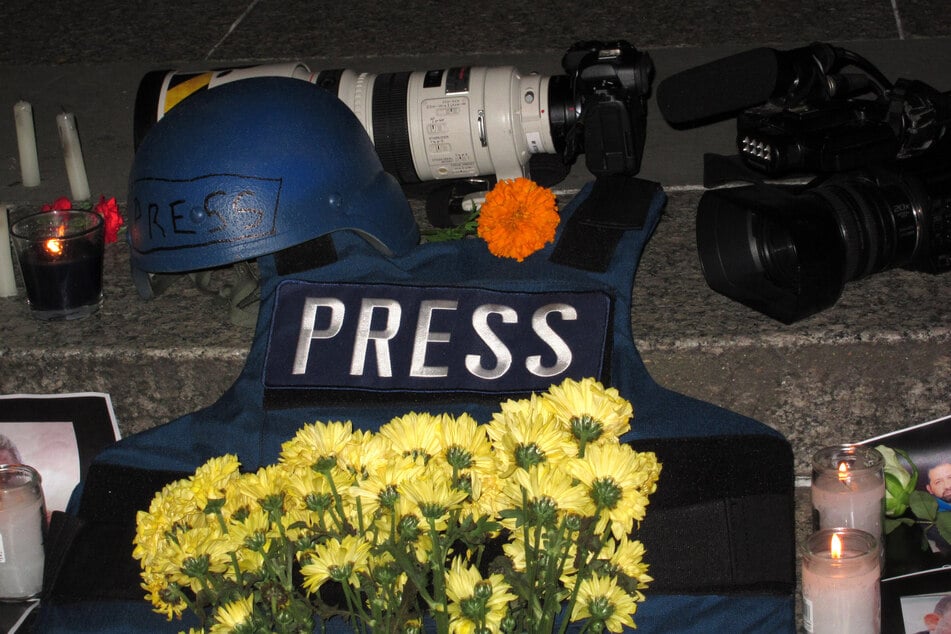 Ein Helm, Kameras und eine Schutzweste - die Ausrüstungsgegenstände von Journalisten, die in Kriegsgebieten arbeiten.