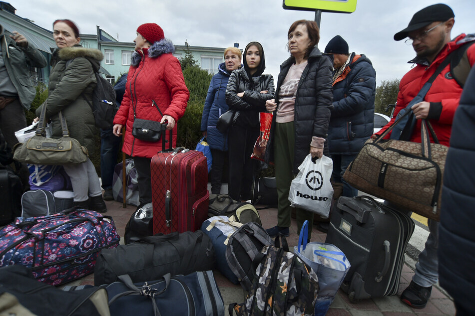 Evakuierte Personen aus Cherson stehen Ende Oktober nach ihrer Ankunft am Bahnhof in Dschankoj. Die russischen Behörden haben die Einwohner von Cherson zur Evakuierung aufgefordert und davor gewarnt, dass die Stadt unter massiven ukrainischen Beschuss geraten könnte.
