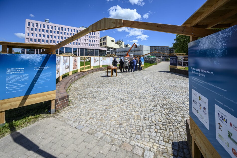Freiluftausstellung im Rondell an der Ecke Bahnhof-/ Zschopauer Straße.