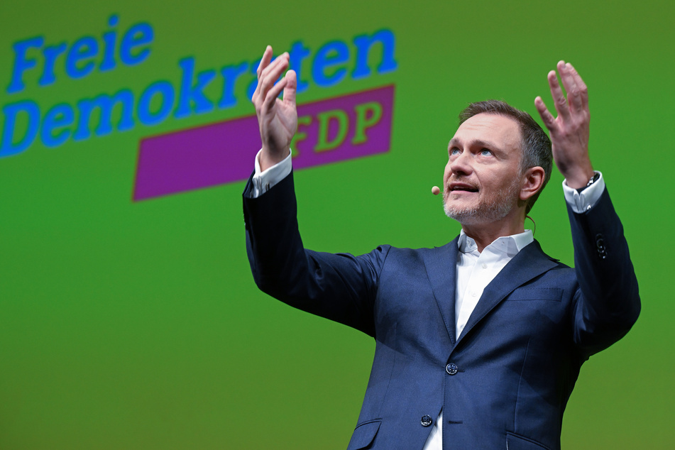 Christian Lindner (43, FDP), Vorsitzender der FDP und Bundesfinanzminister, kontert den demonstrierenden Klimaaktivisten beim traditionellen Dreikönigstreffen.