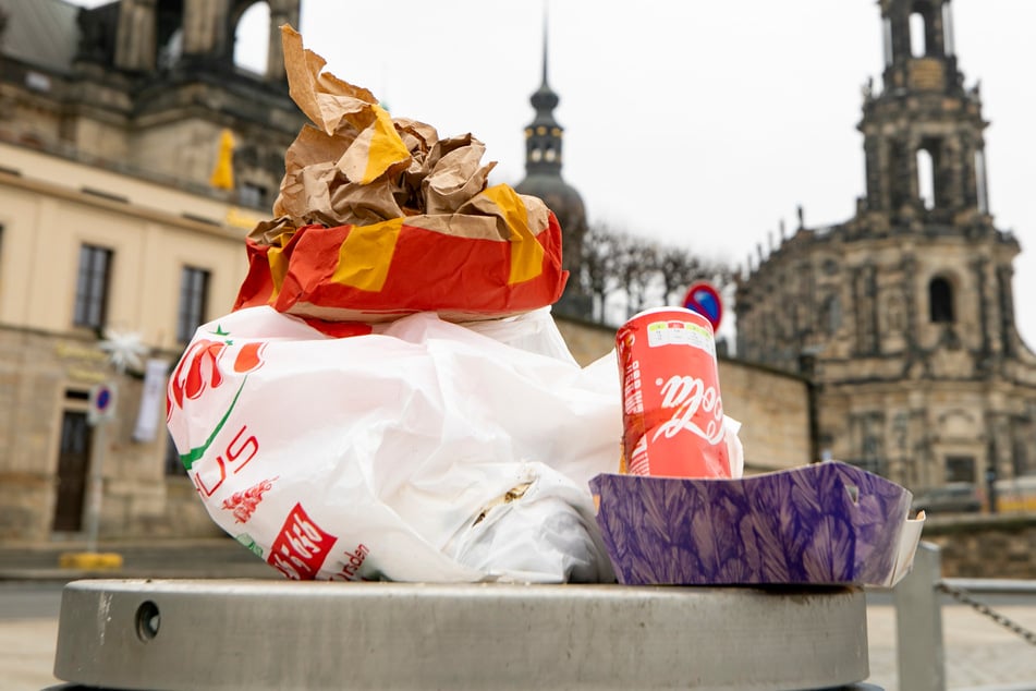 Illegale Müllablagerungen verschandeln das Stadtbild. Dabei stehen in Dresden tausende Papierkörbe verteilt, aber sie werden oft nicht genutzt.