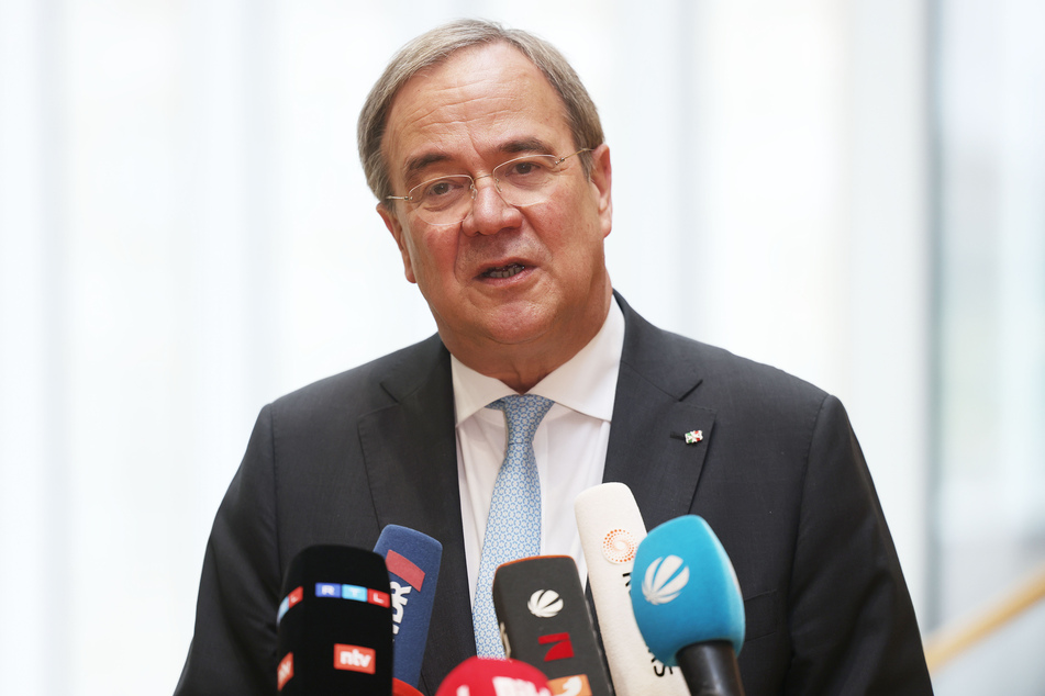 Armin Laschet (60, CDU) gibt gezwungenermaßen den Gentleman. "Wir stehen auch zu weiteren Gesprächen bereit", so der 60-Jährige.