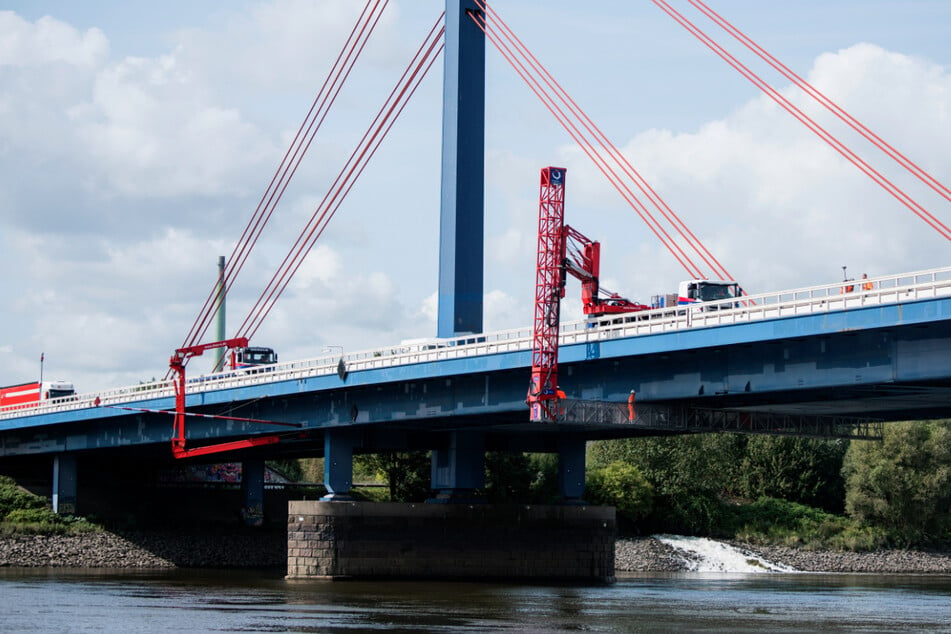 Für die Norderelbbrücke muss ein beschädigtes Schutzelement passgenau angefertigt werden. (Archivbild)