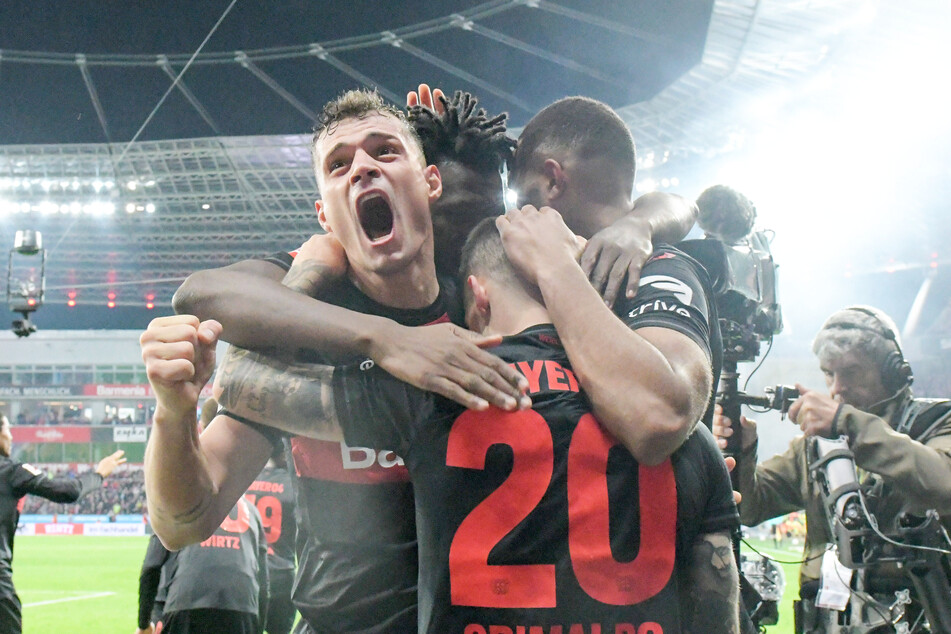 Bayer Leverkusen feiert den klaren 3:0-Sieg frenetisch!